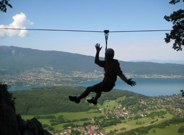 安纳西湖附近的铁索攀岩 